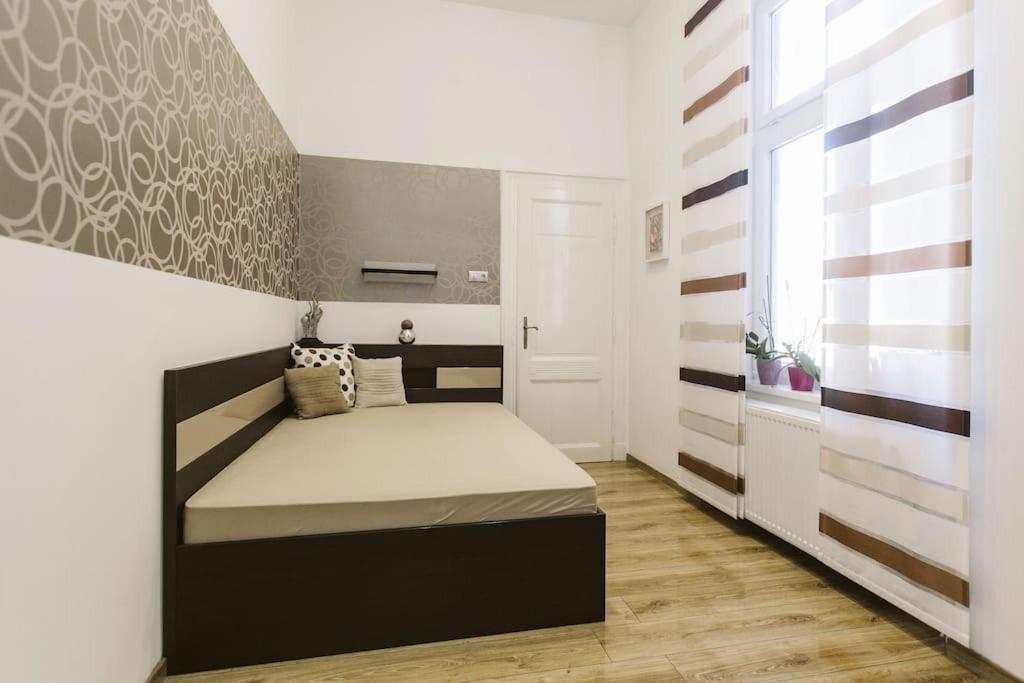 Lovely Purplish Apartment Heart Of The City Budapesta Exterior foto