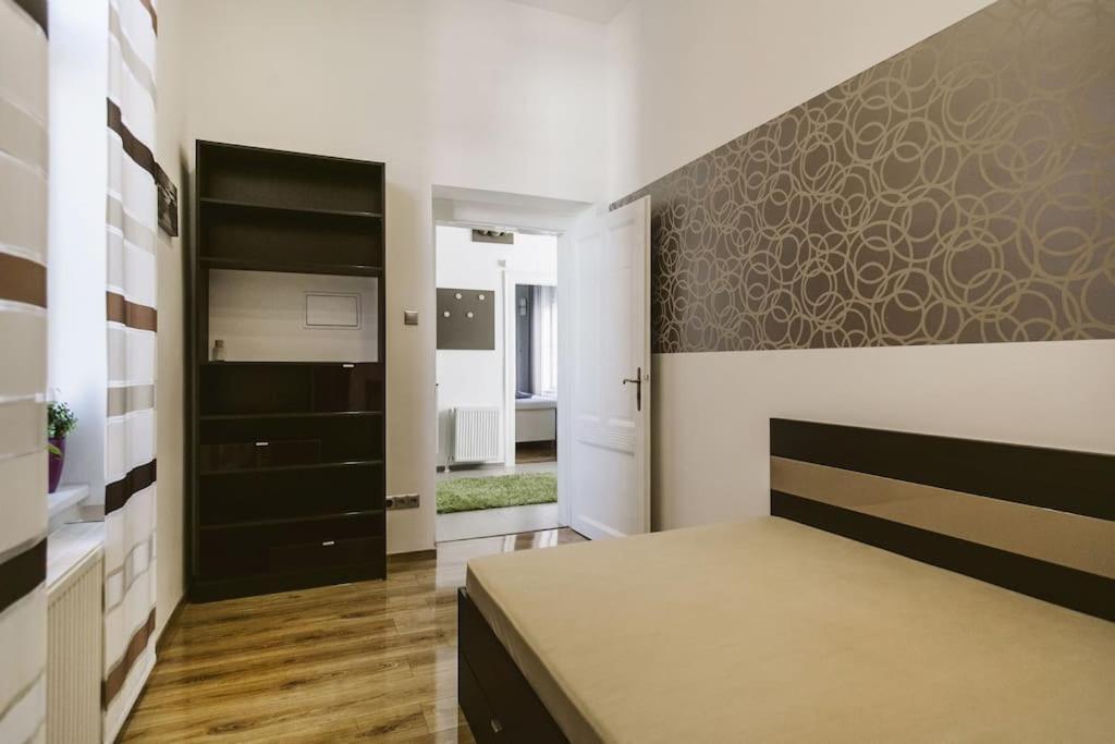 Lovely Purplish Apartment Heart Of The City Budapesta Exterior foto