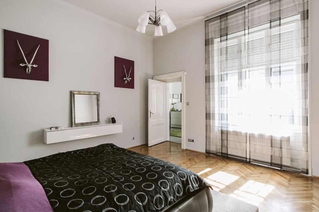Lovely Purplish Apartment Heart Of The City Budapesta Exterior foto