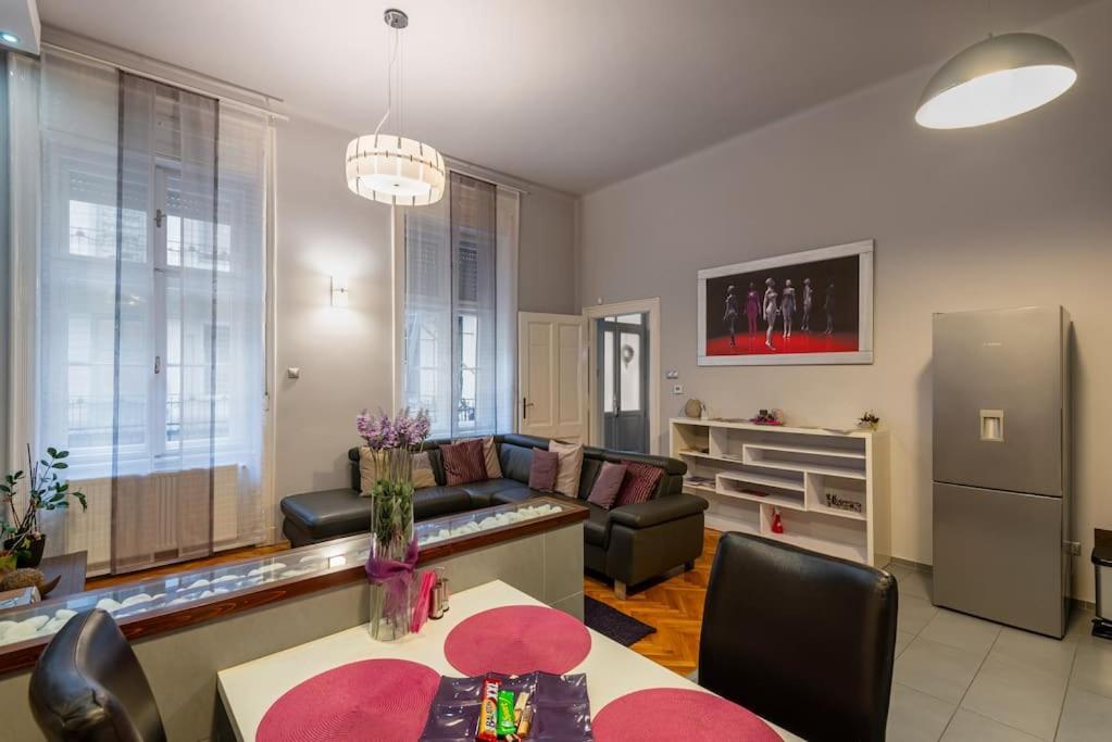 Lovely Purplish Apartment Heart Of The City Budapesta Exterior foto