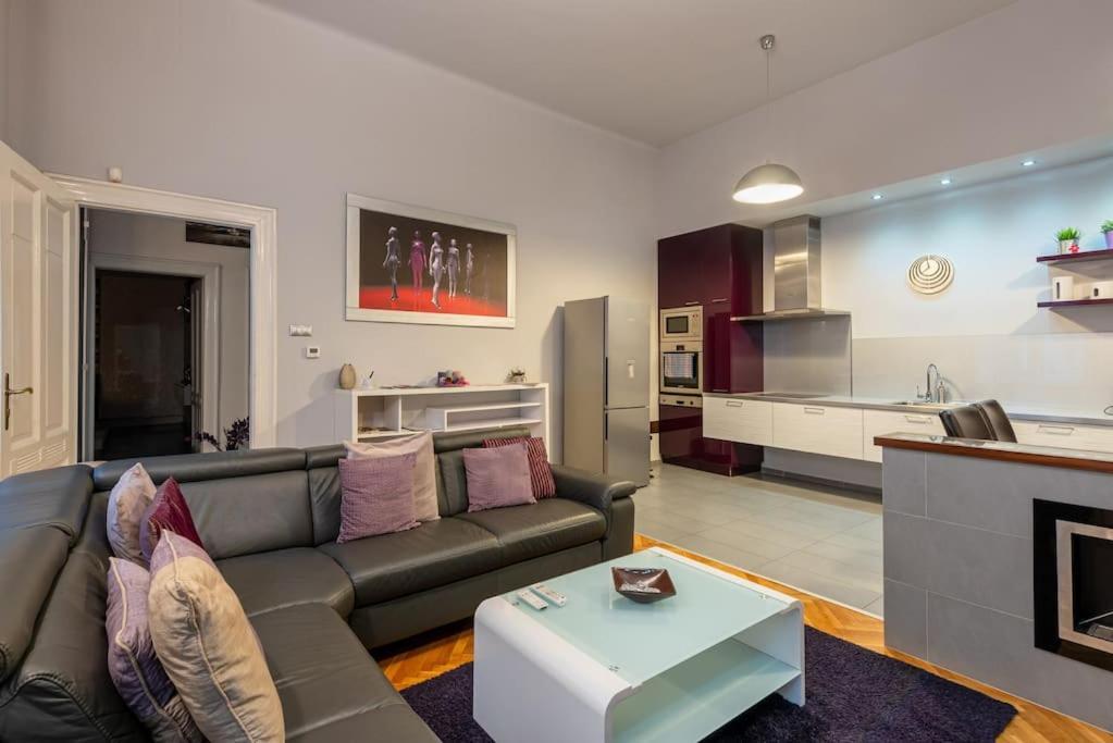 Lovely Purplish Apartment Heart Of The City Budapesta Exterior foto