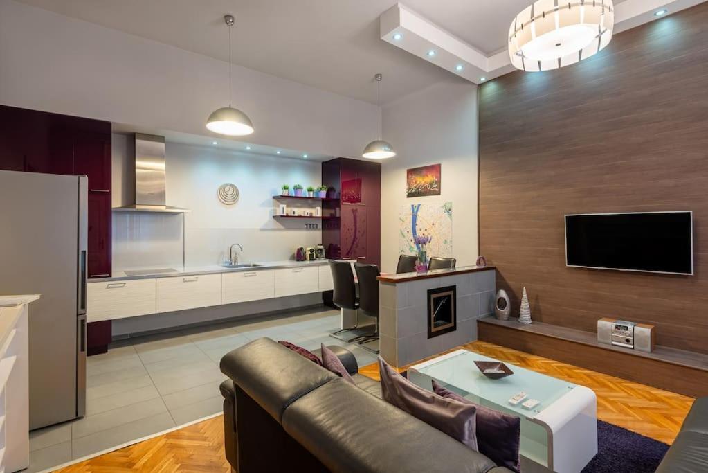 Lovely Purplish Apartment Heart Of The City Budapesta Exterior foto