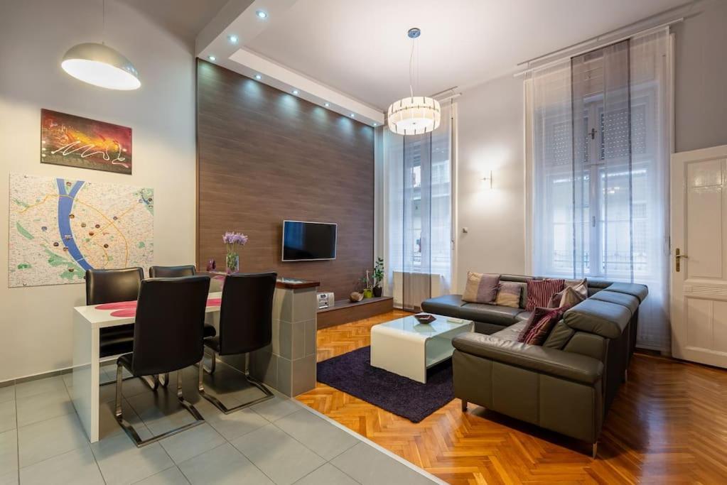Lovely Purplish Apartment Heart Of The City Budapesta Exterior foto